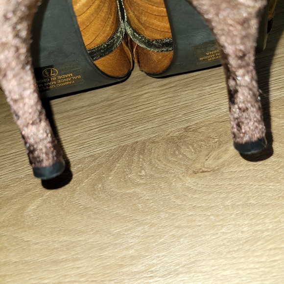 Gold satiny fabric pump - Picture 3 of 7